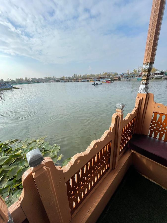 Floating Young Gulshan Houseboat Срінагар Екстер'єр фото